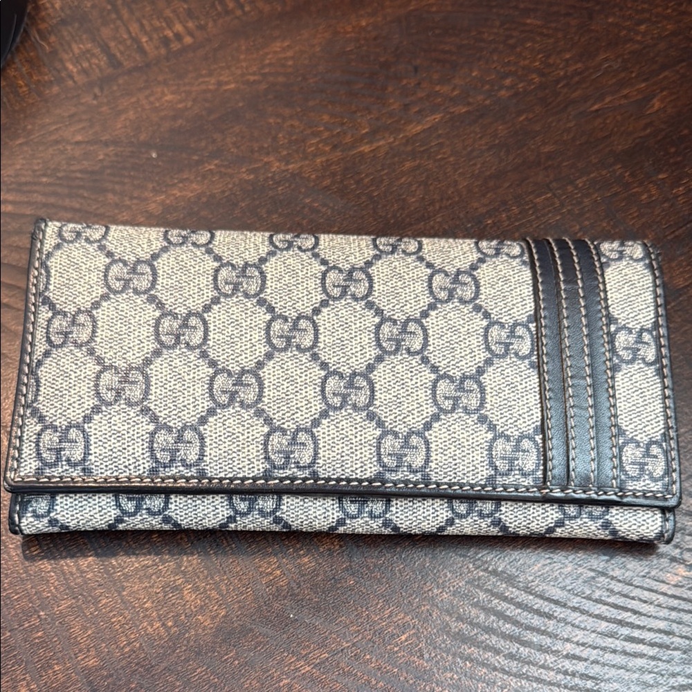 Authentic Gucci GG Leather Single Snap Long Wallet. Color is Navy x Black. Used.